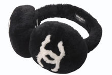 Load image into Gallery viewer, 新品同様 CHANEL シャネル COCO NEIGE ココ ネージュ イヤーマフ ココマーク シープシアリング ブラック ホワイト 中古 4b012788