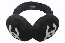 Load image into Gallery viewer, 新品同様 CHANEL シャネル COCO NEIGE ココ ネージュ イヤーマフ ココマーク シープシアリング ブラック ホワイト 中古 4b012788