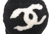 Load image into Gallery viewer, 新品同様 CHANEL シャネル COCO NEIGE ココ ネージュ イヤーマフ ココマーク シープシアリング ブラック ホワイト 中古 4b012788