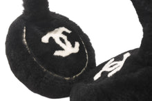 Load image into Gallery viewer, 新品同様 CHANEL シャネル COCO NEIGE ココ ネージュ イヤーマフ ココマーク シープシアリング ブラック ホワイト 中古 4b012788