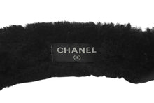 Load image into Gallery viewer, 新品同様 CHANEL シャネル COCO NEIGE ココ ネージュ イヤーマフ ココマーク シープシアリング ブラック ホワイト 中古 4b012788