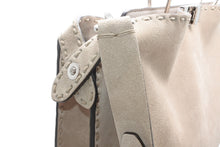 Load image into Gallery viewer, 極美品 FENDI フェンディ Peekaboo ISeeU ピーカブー アイシーユー ミディアム ハンドバッグ 7VA529 グレージュ スウェード 中古 4b012863