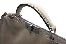 Load image into Gallery viewer, 極美品 FENDI フェンディ Peekaboo ISeeU ピーカブー アイシーユー ミディアム ハンドバッグ 7VA529 グレージュ スウェード 中古 4b012863