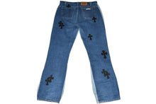 Load image into Gallery viewer, CHROME HEARTS クロムハーツ × GALLERY DEPT. ギャラリーデプト セメタリークロスパッチデニム サイズ34 ドッキング 20パッチ 美品 中古 4b012920