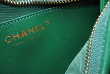 Load image into Gallery viewer, 極美品 CHANEL シャネル スモール ホーボーバッグ ワンショルダーバッグ AS4922 ランダム番台 ココマーク シャイニーラムスキン 中古 4b012924