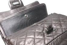 Load image into Gallery viewer, 極美品 CHANEL シャネル 2.55 マトラッセ20 Wフラップ Wチェーンショルダーバッグ 11番台 ココマーク エイジドカーフ シルバー 中古 4b012925