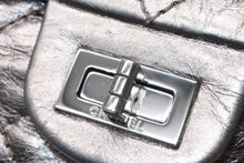 Load image into Gallery viewer, 極美品 CHANEL シャネル 2.55 マトラッセ20 Wフラップ Wチェーンショルダーバッグ 11番台 ココマーク エイジドカーフ シルバー 中古 4b012925