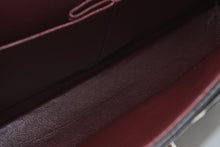 Load image into Gallery viewer, 新品未使用 CHANEL シャネル マトラッセ25 Wフラップ Wチェーンショルダーバッグ 30番台 ココマーク キャビアスキン シルバー金具 中古 4b012926