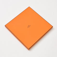 Load image into Gallery viewer, 極美品 HERMES エルメス 2016年 京都祇園ポップアップ限定スカーフ カレ90 シルク 限定カラー ピンク 中古 4b012928