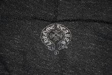 Load image into Gallery viewer, CHROME HEARTS クロムハーツ ジップアップフーディー パーカー T BAR プリント サイズL グレー 美品 中古 4b012945