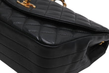 Load image into Gallery viewer, CHANEL シャネル マトラッセ23 ハーフムーン Sチェーンショルダーバッグ A01275 1番台 ココマーク ラムスキン ブラック 美品 中古 4b012958