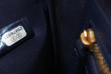 Load image into Gallery viewer, 新品未使用 CHANEL シャネル デニムクラッチバッグ 29番台 ココマーク ステッチ インディゴブルー ゴールド金具 中古 4b013003