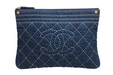 Load image into Gallery viewer, 新品未使用 CHANEL シャネル デニムクラッチバッグ 29番台 ココマーク ステッチ インディゴブルー ゴールド金具 中古 4b013003
