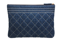 Load image into Gallery viewer, 新品未使用 CHANEL シャネル デニムクラッチバッグ 29番台 ココマーク ステッチ インディゴブルー ゴールド金具 中古 4b013003