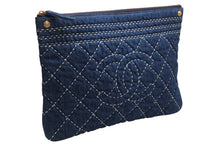Load image into Gallery viewer, 新品未使用 CHANEL シャネル デニムクラッチバッグ 29番台 ココマーク ステッチ インディゴブルー ゴールド金具 中古 4b013003