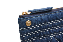 Load image into Gallery viewer, 新品未使用 CHANEL シャネル デニムクラッチバッグ 29番台 ココマーク ステッチ インディゴブルー ゴールド金具 中古 4b013003
