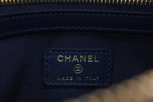Load image into Gallery viewer, 新品未使用 CHANEL シャネル デニムクラッチバッグ 29番台 ココマーク ステッチ インディゴブルー ゴールド金具 中古 4b013003