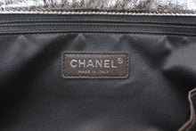 Load image into Gallery viewer, 新品同様 CHANEL シャネル チェーンワンショルダーバッグ 12番台 ココマーク パンチングレザー カーフスキン シルバー 中古 4b013007