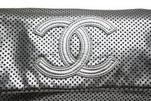 Load image into Gallery viewer, 新品同様 CHANEL シャネル チェーンワンショルダーバッグ 12番台 ココマーク パンチングレザー カーフスキン シルバー 中古 4b013007