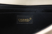 Load image into Gallery viewer, 極美品 CHANEL シャネル チョコバー ショルダーバッグ 6番台 ココマーク ラムスキン キルティング アイボリー ゴールド金具 中古 4b013008