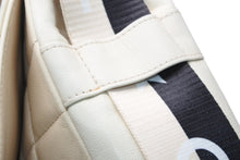 Load image into Gallery viewer, 極美品 CHANEL シャネル チョコバー ショルダーバッグ 6番台 ココマーク ラムスキン キルティング アイボリー ゴールド金具 中古 4b013008