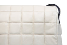 Load image into Gallery viewer, 極美品 CHANEL シャネル チョコバー ショルダーバッグ 6番台 ココマーク ラムスキン キルティング アイボリー ゴールド金具 中古 4b013008