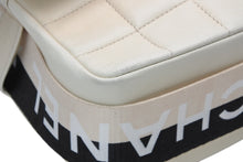 Load image into Gallery viewer, 極美品 CHANEL シャネル チョコバー ショルダーバッグ 6番台 ココマーク ラムスキン キルティング アイボリー ゴールド金具 中古 4b013008