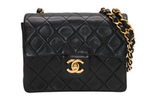 Load image into Gallery viewer, 極美品 CHANEL シャネル ミニマトラッセ17 Sフラップ Sチェーンショルダーバッグ 2番台 ココマーク ラムスキン ブラック 中古 4b013013