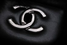 Load image into Gallery viewer, 新品同様 CHANEL シャネル Sフラップ Wチェーンショルダーバッグ 21番台 オリラグファー ラムスキン ココマーク ブラック 中古 4b013014