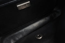 Load image into Gallery viewer, 新品同様 CHANEL シャネル Sフラップ Wチェーンショルダーバッグ 21番台 オリラグファー ラムスキン ココマーク ブラック 中古 4b013014