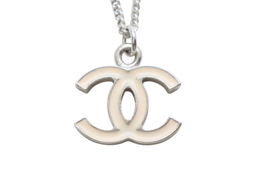 極美品 CHANEL シャネル ココマーク ネックレス 重量約5.8g 05V刻印 全長約43.5cm メタル シルバー アイボリー 中古 4b011967