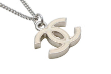 Load image into Gallery viewer, 極美品 CHANEL シャネル ココマーク ネックレス 重量約5.8g 05V刻印 全長約43.5cm メタル シルバー アイボリー 中古 4b011967