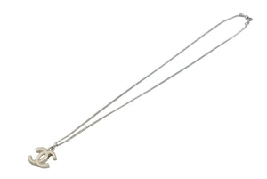 極美品 CHANEL シャネル ココマーク ネックレス 重量約5.8g 05V刻印 全長約43.5cm メタル シルバー アイボリー 中古 4b011967