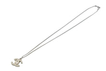 Load image into Gallery viewer, 極美品 CHANEL シャネル ココマーク ネックレス 重量約5.8g 05V刻印 全長約43.5cm メタル シルバー アイボリー 中古 4b011967