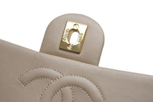 Load image into Gallery viewer, CHANEL シャネル ミニマトラッセ17 Sフラップ Sチェーンショルダーバッグ 0番台 ココマーク ラムスキン ベージュ 美品 中古 4b013017