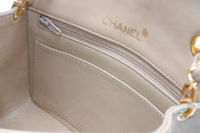 Load image into Gallery viewer, CHANEL シャネル ミニマトラッセ17 Sフラップ Sチェーンショルダーバッグ 0番台 ココマーク ラムスキン ベージュ 美品 中古 4b013017
