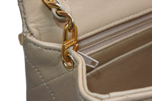 Load image into Gallery viewer, CHANEL シャネル ミニマトラッセ17 Sフラップ Sチェーンショルダーバッグ 0番台 ココマーク ラムスキン ベージュ 美品 中古 4b013017