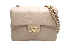 Load image into Gallery viewer, CHANEL シャネル ミニマトラッセ17 Sフラップ Sチェーンショルダーバッグ 0番台 ココマーク ラムスキン ベージュ 美品 中古 4b013017