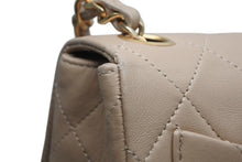 Load image into Gallery viewer, CHANEL シャネル ミニマトラッセ17 Sフラップ Sチェーンショルダーバッグ 0番台 ココマーク ラムスキン ベージュ 美品 中古 4b013017