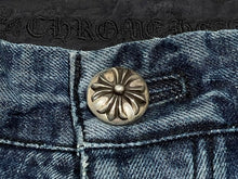 Load image into Gallery viewer, 極美品 CHROME HEARTS クロムハーツ デニム カーペンター カットオフショートパンツ インディゴ シルバー925 サイズ33 中古 4b013065