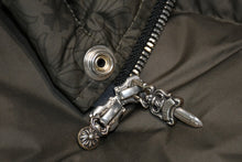 Load image into Gallery viewer, 新品未使用 CHROME HEARTS クロムハーツ CHクロス 総柄ナイロン ダウンジャケット カーキ シルバー925 サイズXL 中古 4b013073