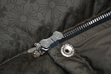 Load image into Gallery viewer, 新品未使用 CHROME HEARTS クロムハーツ CHクロス 総柄ナイロン ダウンジャケット カーキ シルバー925 サイズXL 中古 4b013073