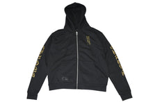 Load image into Gallery viewer, 新品未使用 CHROME HEARTS クロムハーツ ロゴ プリント ジップパーカー ダガージップ ブラック ゴールド サイズM 中古 4b013144