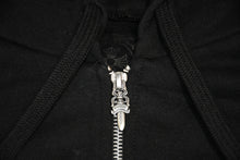 Load image into Gallery viewer, 新品未使用 CHROME HEARTS クロムハーツ ロゴ プリント ジップパーカー ダガージップ ブラック ゴールド サイズM 中古 4b013144
