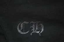 Load image into Gallery viewer, 新品未使用 CHROME HEARTS クロムハーツ ロゴ プリント ジップパーカー ダガージップ ブラック ゴールド サイズM 中古 4b013144