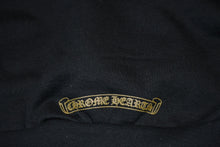 Load image into Gallery viewer, 新品未使用 CHROME HEARTS クロムハーツ ロゴ プリント ジップパーカー ダガージップ ブラック ゴールド サイズM 中古 4b013144