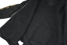 Load image into Gallery viewer, 新品未使用 CHROME HEARTS クロムハーツ ロゴ プリント ジップパーカー ダガージップ ブラック ゴールド サイズM 中古 4b013144