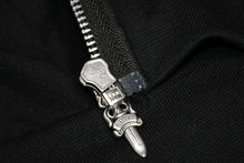 Load image into Gallery viewer, 新品未使用 CHROME HEARTS クロムハーツ ロゴ プリント ジップパーカー ダガージップ ブラック ゴールド サイズM 中古 4b013144