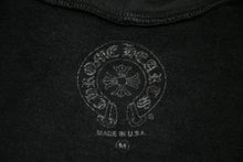 Load image into Gallery viewer, 新品未使用 CHROME HEARTS クロムハーツ ロゴ プリント ジップパーカー ダガージップ ブラック ゴールド サイズM 中古 4b013144