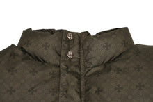 Load image into Gallery viewer, 新品未使用 CHROME HEARTS クロムハーツ CHクロス 総柄ナイロン ダウンジャケット カーキ シルバー925 サイズXL 中古 4b013073